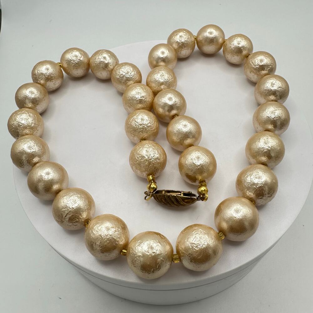 Vintage 14mm glass textured white ivory faux pearls beads beaded 18” necklace - Picture 2 of 5